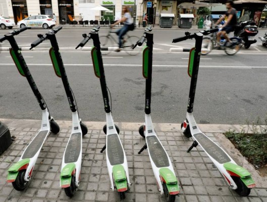 Tasas al 'sharing' en València: 60 euros anuales por patinete, 82 por moto y hasta 1.000 por coche