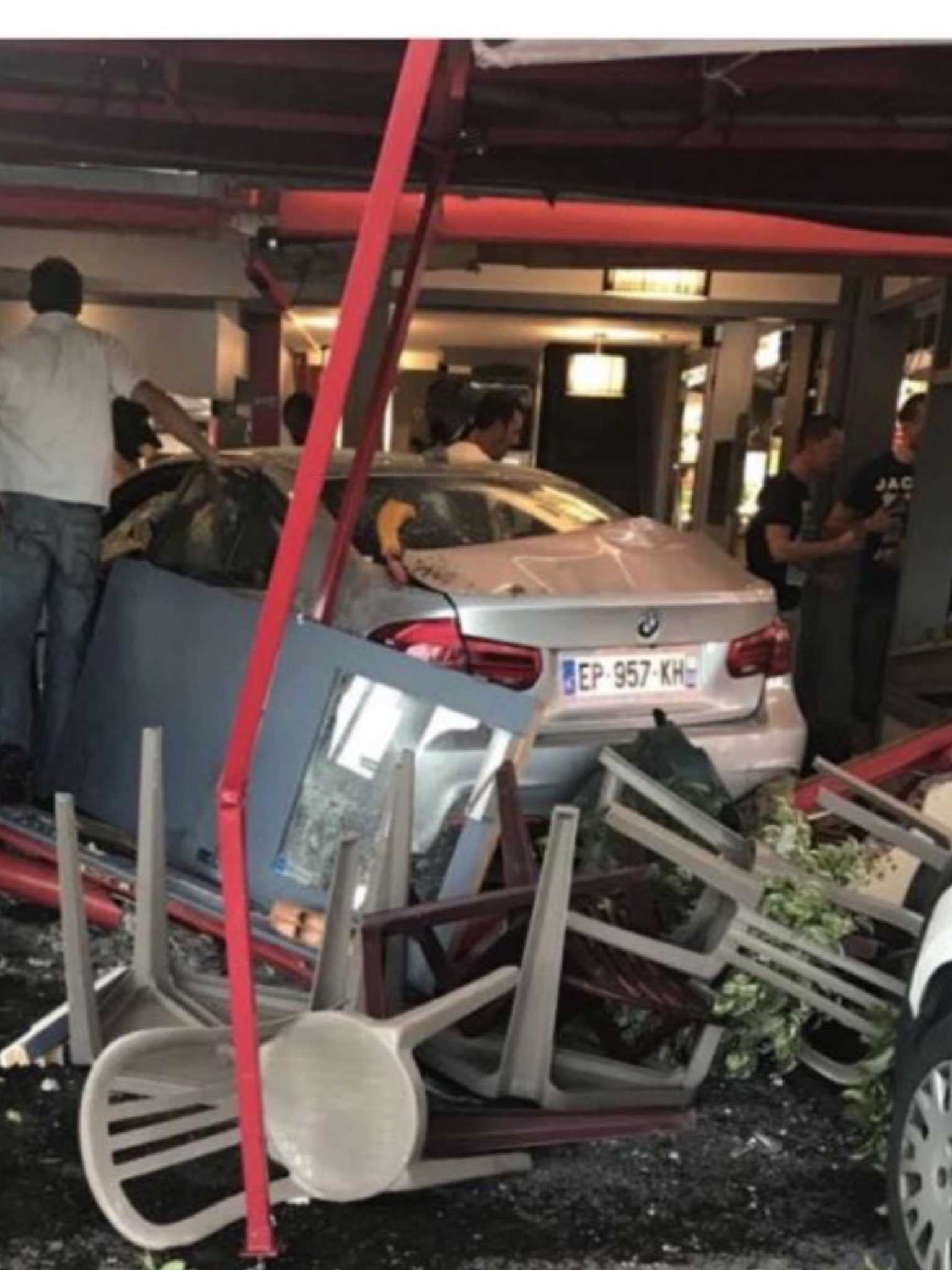 Muere una niña por un atropello intencionado en una pizzería de las afueras de París