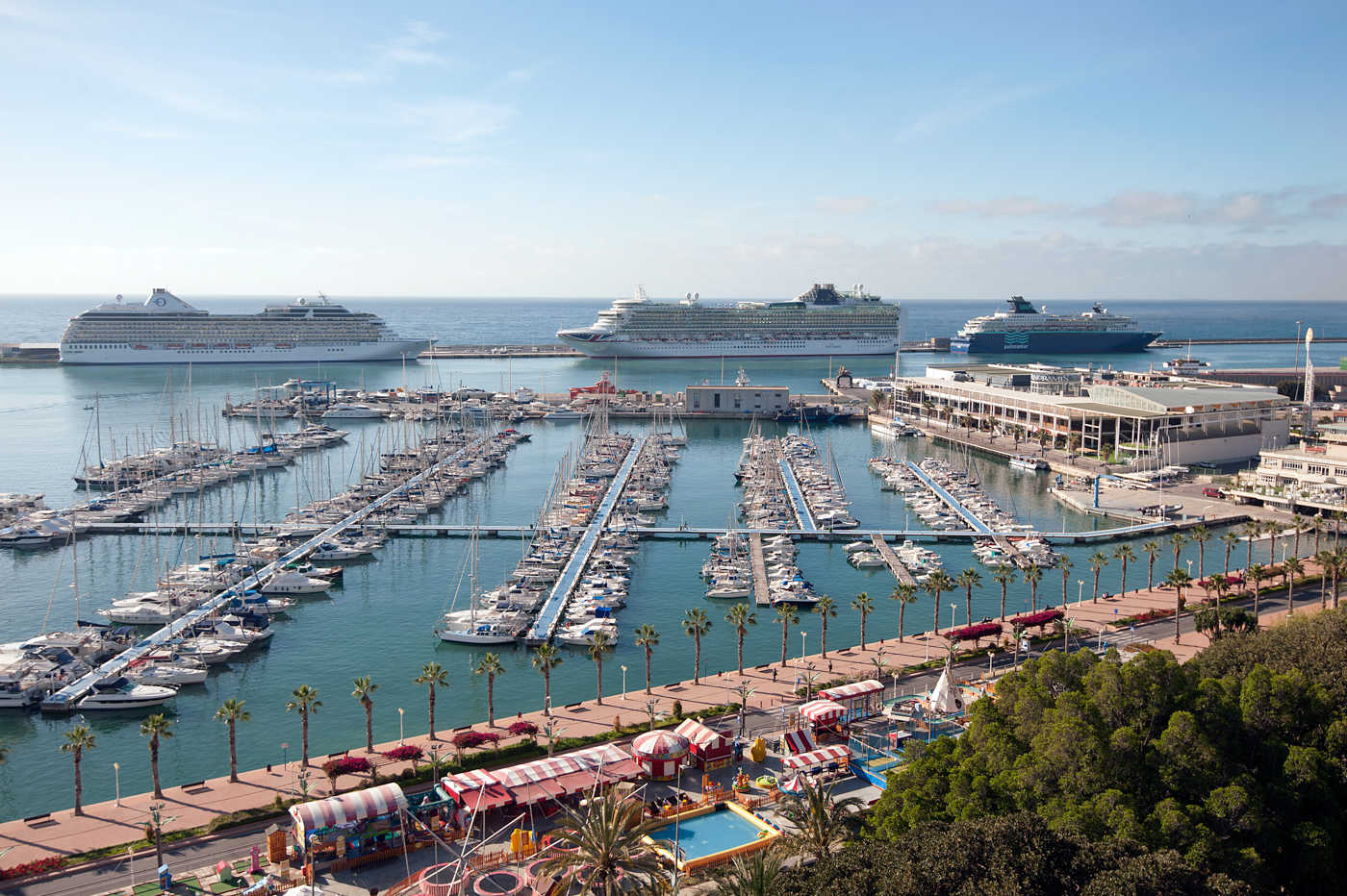 Panorámica del puerto de Alicante con cruceros al fondo. Foto: RAFA MOLINA - 