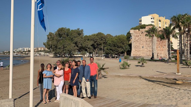 Las playas de Benicàssim izan sus banderas azules como reconocimiento de calidad medioambiental
