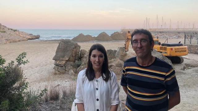 1.800 toneladas de arena para acondicionar la playa de les Amplàries de Oropesa del Mar