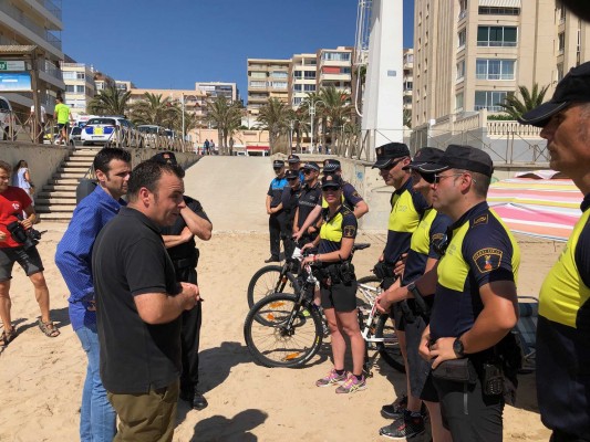 Un total de 40 agentes velarán hasta el 8 de septiembre por mejorar la seguridad en las playas ilicitanas