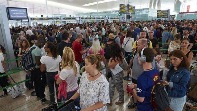 Segundo día de huelga indefinida en El Prat con colas habituales en agosto