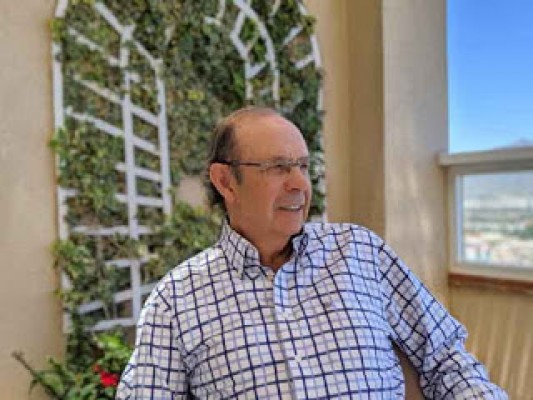 Francisco Poveda presenta su libro 'Un atractivo refugio' en la Sede Ciudad de Alicante
