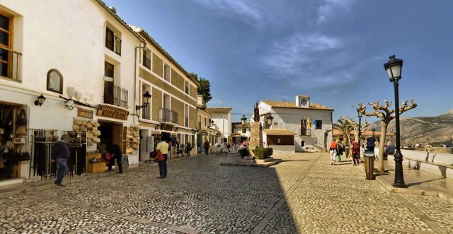 La plaça de Sant Gregori, el cor del poble dels museus