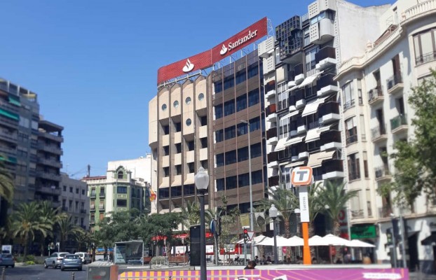 Grupo Azarbe compra el edificio del Santander en la plaza de los Luceros: ¿oficinas o pisos turísticos?