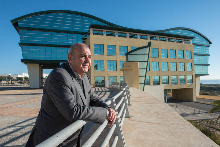 Antonio Rodes, director general de SPTCV, ante el edificio de Ciudad de la Luz que ahora es el Distrito Digital - 