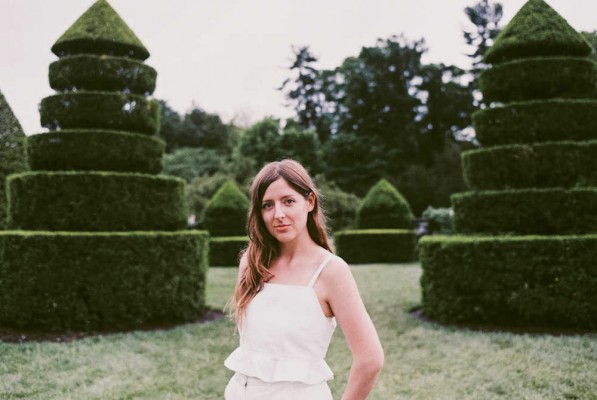La artista tejana Molly Burch presenta 'First Flower' en el Loco Club