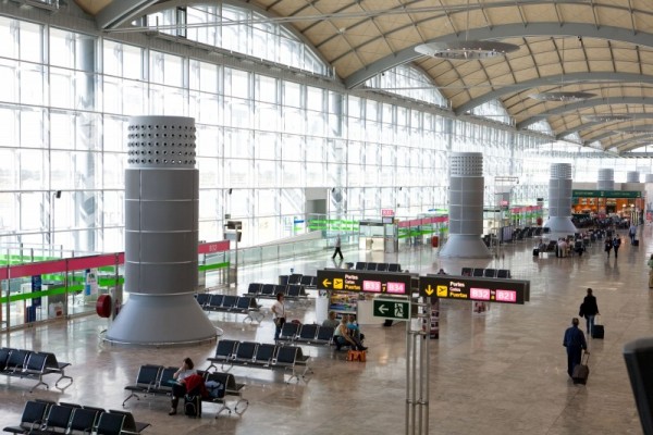El personal de Prosegur estudia ir a la huelga en los aeropuertos de València y Alicante



