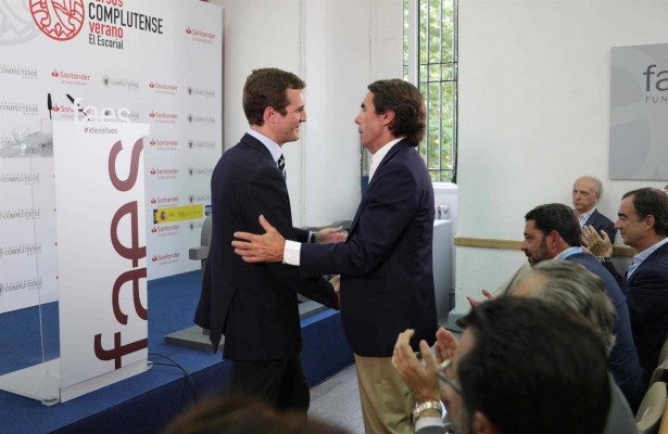 Casado y Aznar exhiben su sintonía en FAES, con elogios mutuos y coincidencia en el 'no' a Sánchez