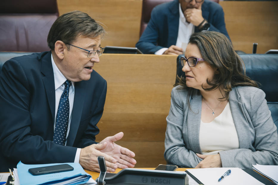 Puig y Oltra hablan en una sesión parlamentaria. Foto: KIKE TABERNER - 