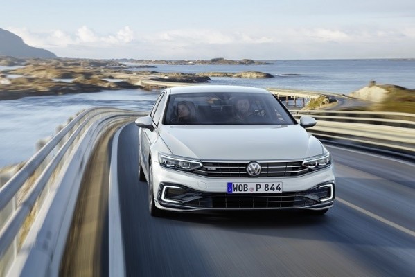 Volkswagen pone a la venta en España la versión renovada del Passat