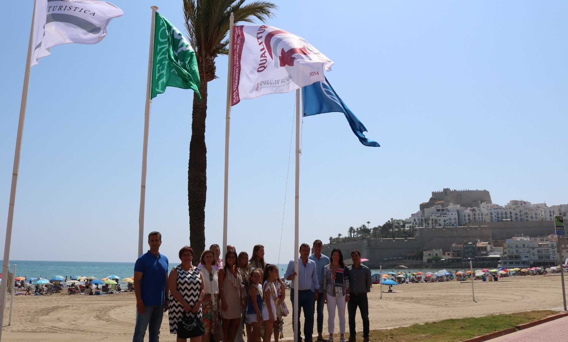
Peñíscola luce las banderas de calidad en sus playas
