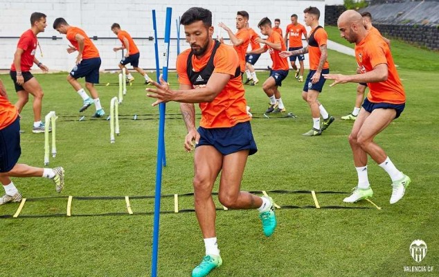 Garay, como uno más mientras se define su futuro
