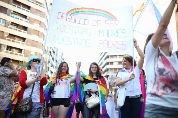 El Orgullo LGTBI+ marcha en València para celebrar los avances y 
