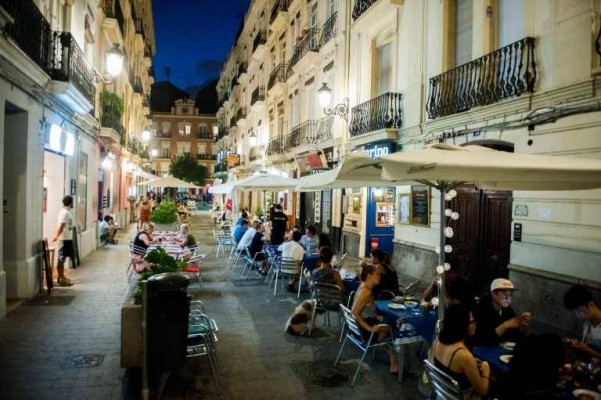 La satisfacción de los españoles con su vida sube cuatro décimas en cinco años