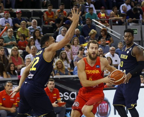 España se gusta ante Venezuela en el gran día de Navarro