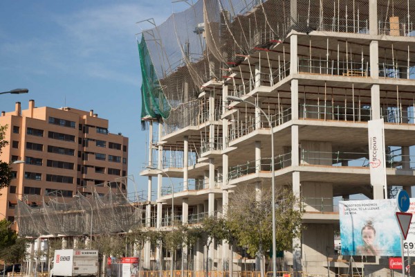 El precio de la vivienda en Alicante rompe la tendencia y baja un 1,8% en el último año