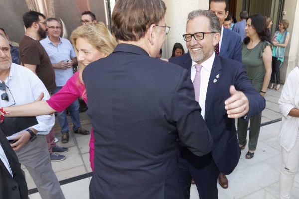 Mucho calor, expectación y ausencias destacadas en el retorno del PSPV al poder en la Diputación