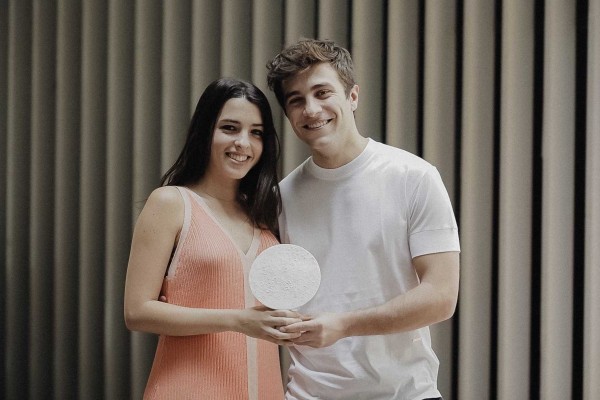 Nuria Herrero y Pol Monen reciben su premio ‘Un futuro de cine’