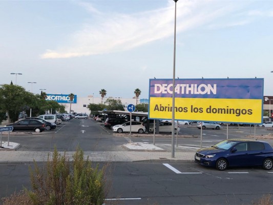 Decathlon exprime la apertura en domingo en sus tiendas de Alicante y Finestrat por el tirón estival