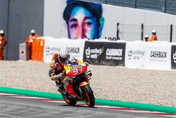 Viñales coloca la Yamaha entre los favoritos, Lorenzo se lesiona

