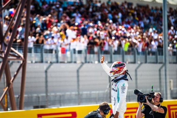 Hamilton instala su trono en Austria, que homenajeará a Lauda

