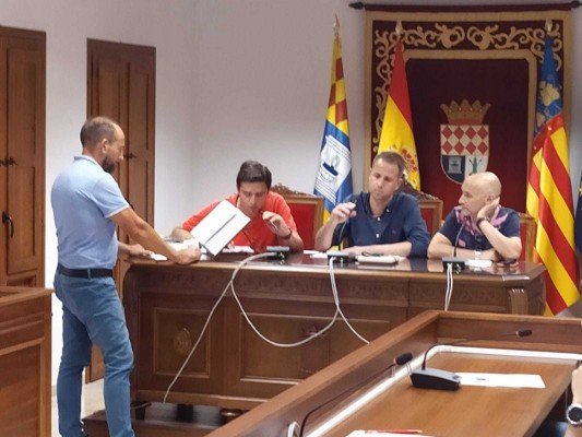 El edil díscolo de La Vilavella toma posesión y sale del Ayuntamiento entre pitos y aplausos