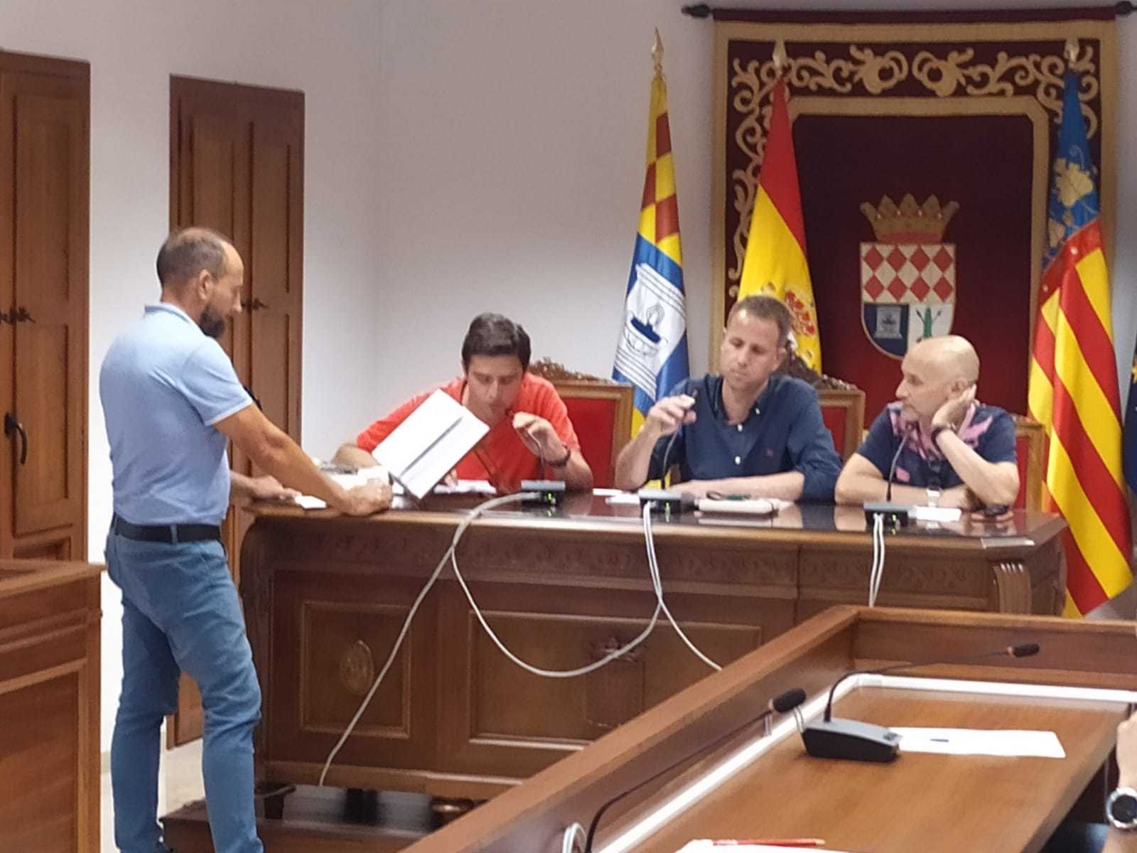 El edil díscolo de La Vilavella toma posesión y sale del Ayuntamiento entre pitos y aplausos