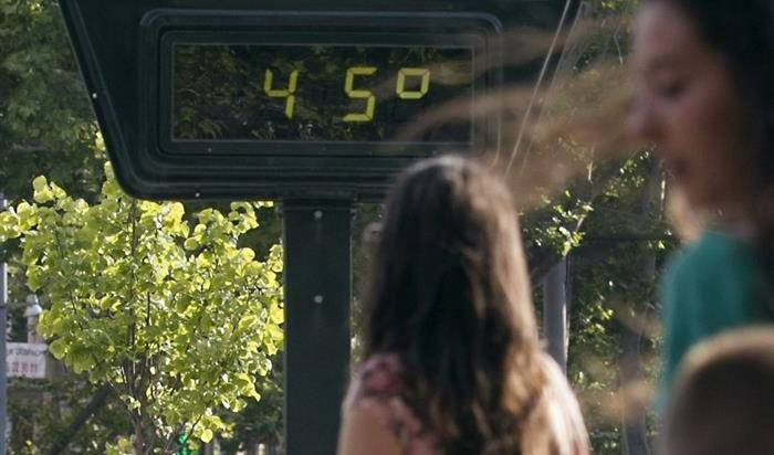 Advierten de que los niños pequeños se pueden deshidratar incluso bajo una sombrilla
