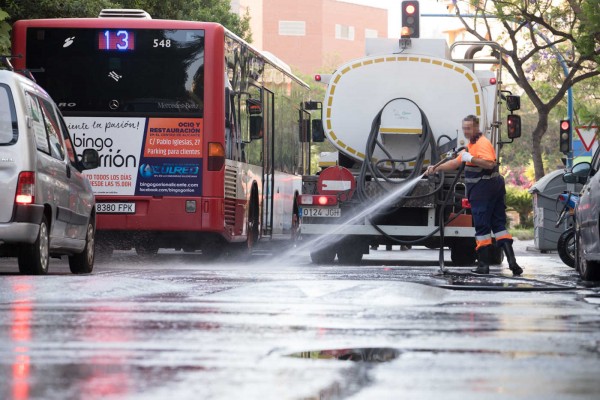 Plan de choque frente al rastro de les Fogueres: cuatro días de baldeo y barrido intensivo
