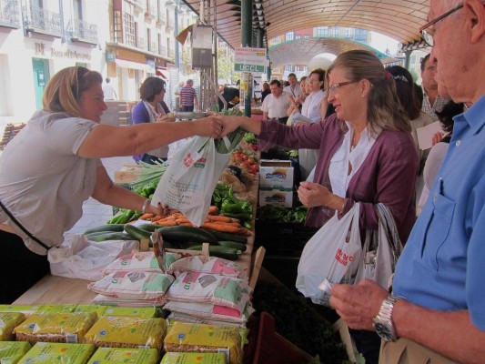 El peso de la mujer como pilar económico de los hogares en España se triplica en 40 años
