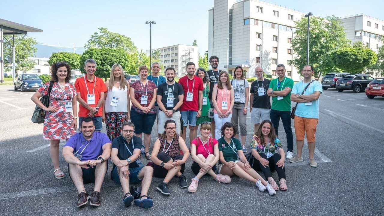 El docente de Vila-real (de rojo en el centro de la imagen) junto al resto de profesorado becado - 