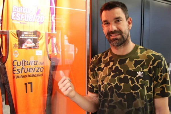 La última camiseta de Rafa Martínez ya está en el museo del club