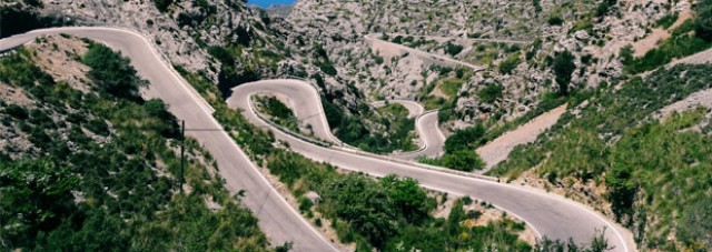 Bajar las ventanillas, una buena hidratación y hacer paradas más frecuentes, consejos para evitar mareos en el coche