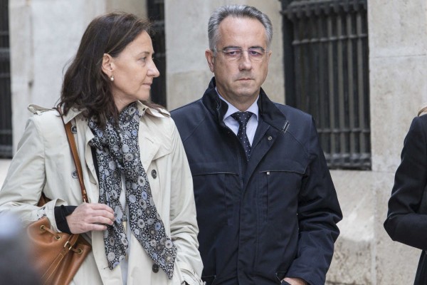 Vicente Sala nombra a su mujer y su tía para dirigir con él la sociedad que creó su madre