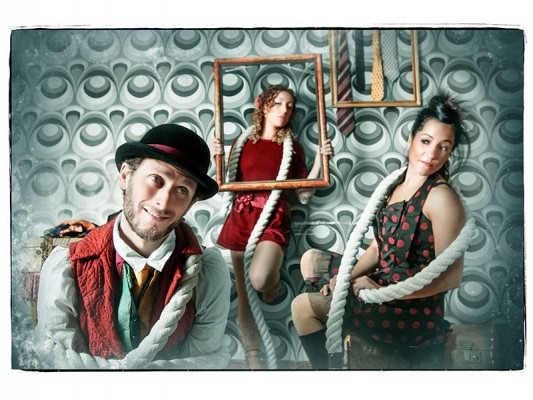 Espectacle de circ, dansa i acrobàcies a la pujada del castell de Sagunt