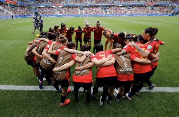 La selección femenina recibida con aplausos por un centenar de aficionados
