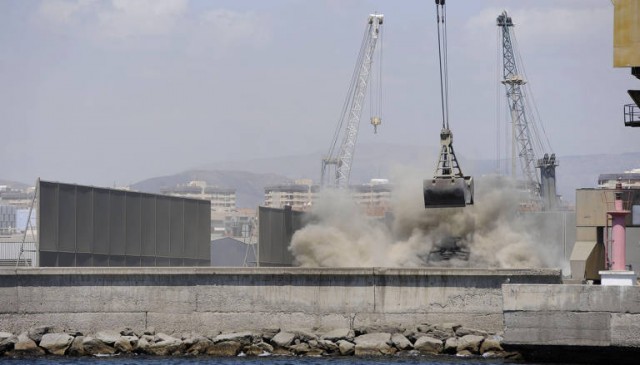 Las cementeras y los graneles del Puerto de Alicante, los principales focos de contaminación del aire