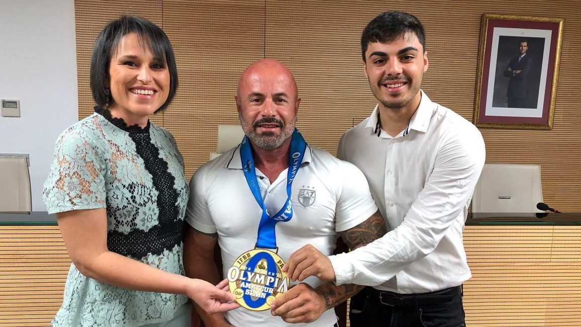 La alcaldesa y el edil de Deportes junto a Toni Herrera - 
