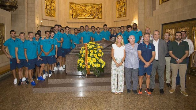 El Villarreal CF realiza su tradicional ofrenda a los patrones de la ciudad
