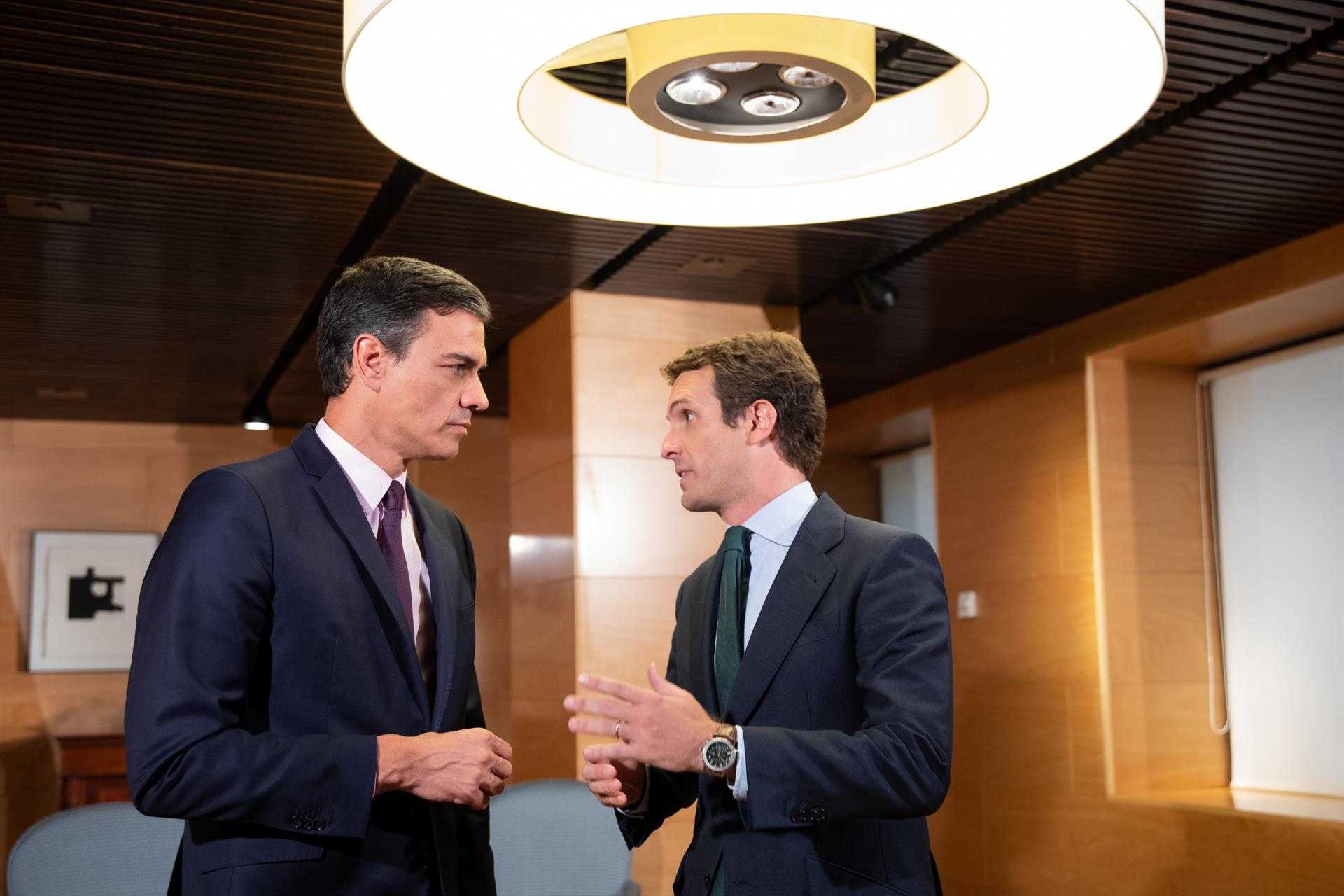 Sánchez y Casado se reúnen y el líder del PP insiste en que no facilitará la investidura del presidente