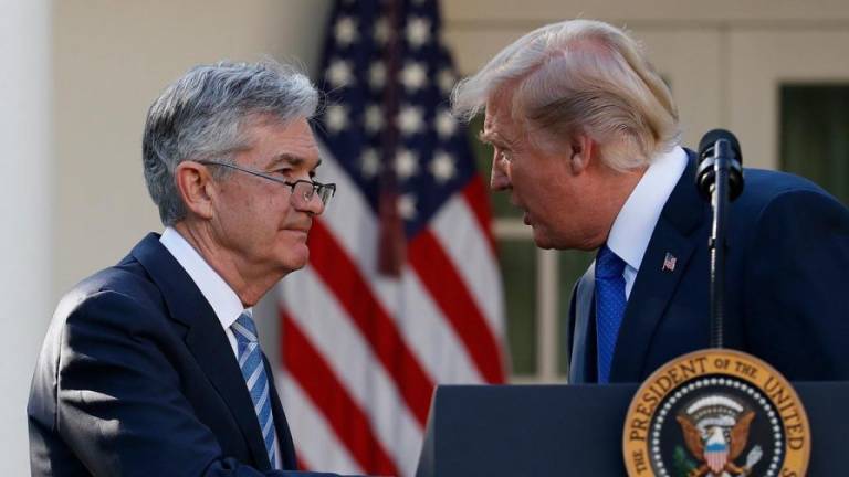 Jerome H. Powell (i.) y Donald Trump - 