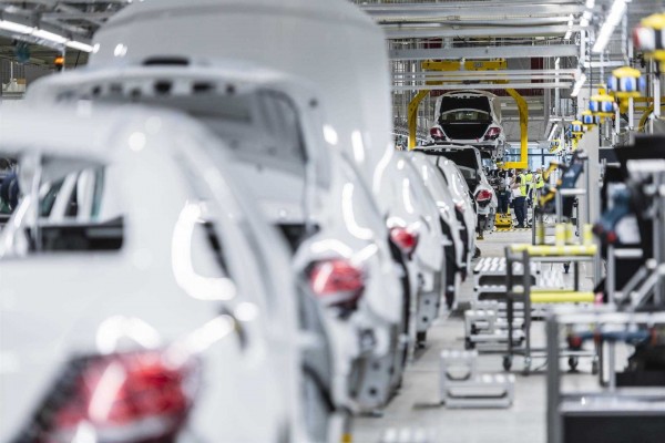 El fabricante alemán de vehículos Daimler lanza su tercer 'profit warning' en un año