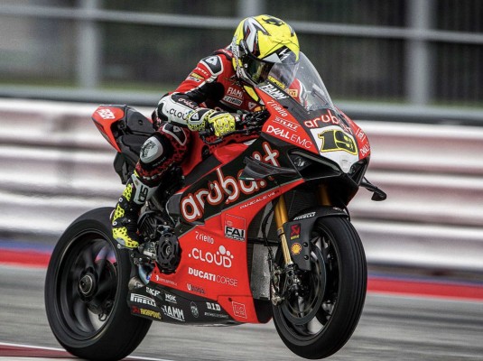 Álvaro Bautista se reencuentra con lo más alto del podio en la Superpole

