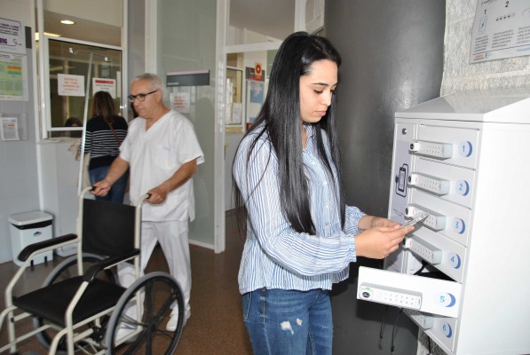 El Hospital de la Plana instala taquillas para recargar los teléfonos móviles en salas de espera