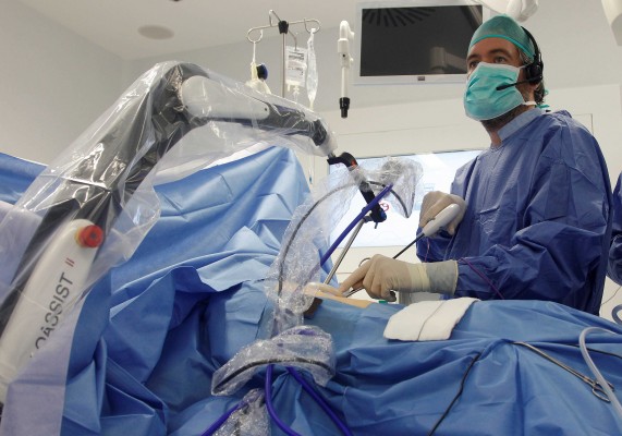 Un brazo robótico por voz para mejorar la precisión en las cirugías

