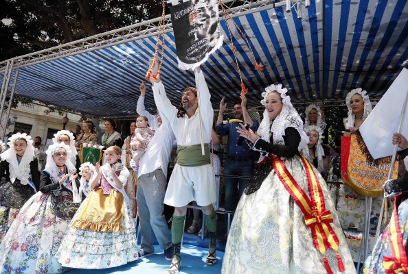 Las hogueras y barracas reciben los banderines de sus premios