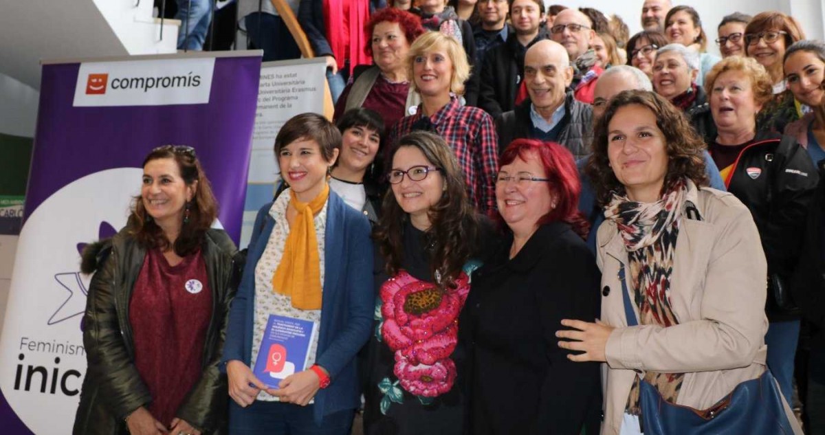 Paula Tuzón (primera por la derecha) en un acto de Compromís. - 