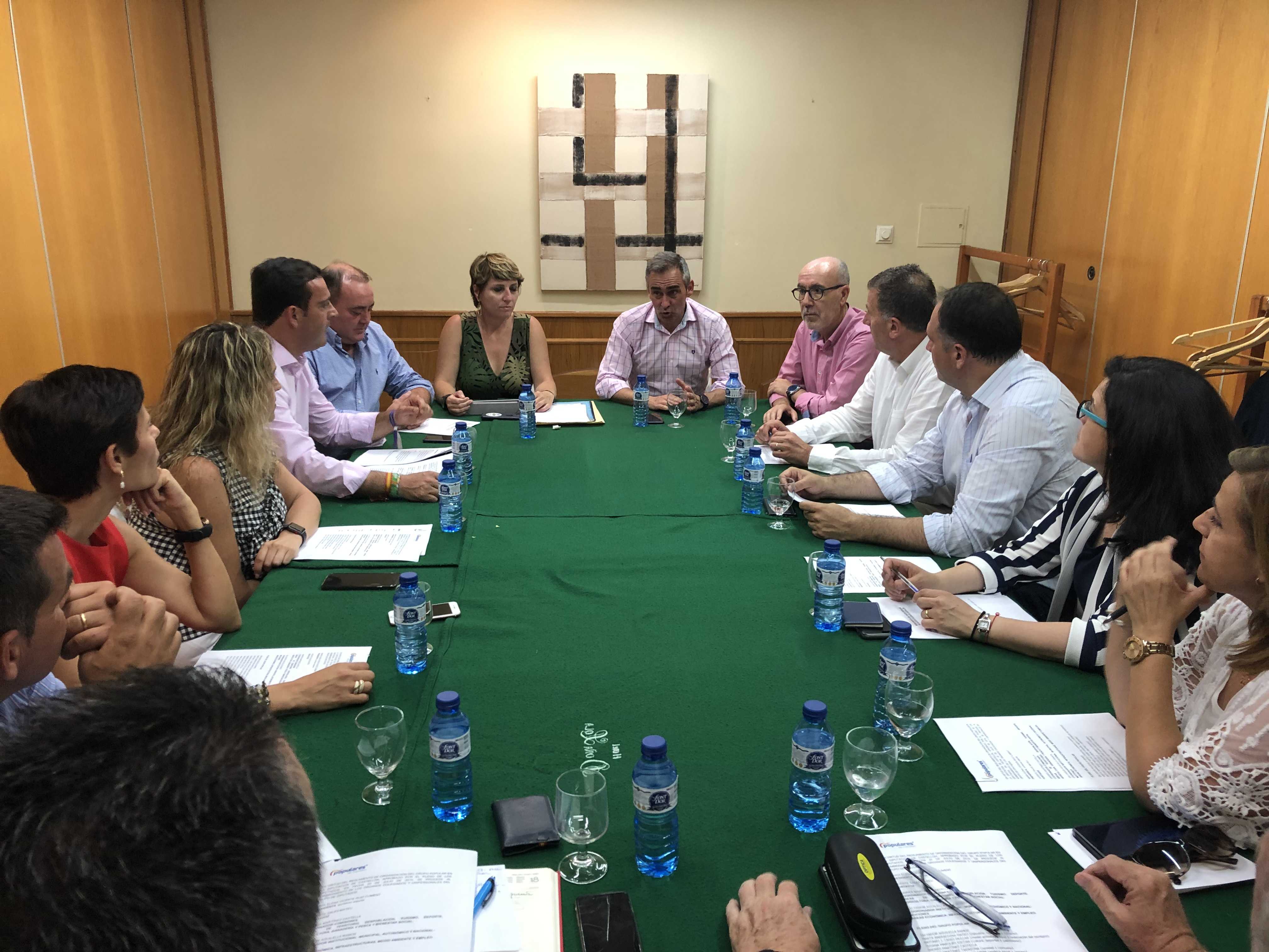 Reunión del grupo popular en la Diputación, con presencia del presidente provincial del partido, Miguel Barrachina - 